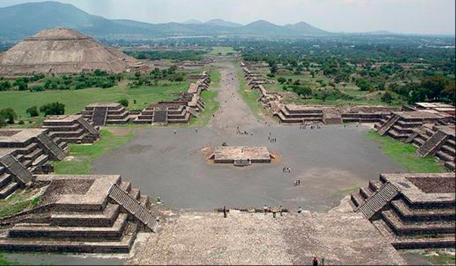 Calle de los Muertos y Pirámide del Sol en el centro ceremonial de Teotihuacán