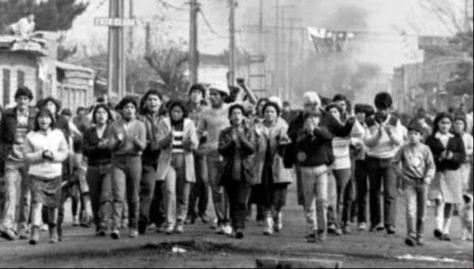 Pie de foto: Primeras manifestaciones contra el régimen pinochetista