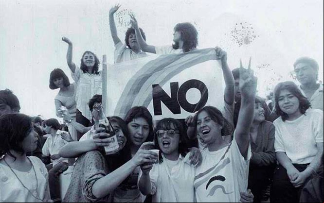 Personas en las calles de Santiago celebrando el triunfo del No en el plebiscito de 1988