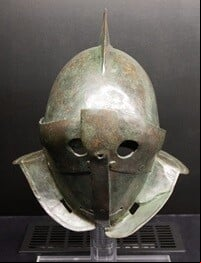 Casco_de_un_secutor._Museo_Arqueológico_Nacional_de_Nápoles