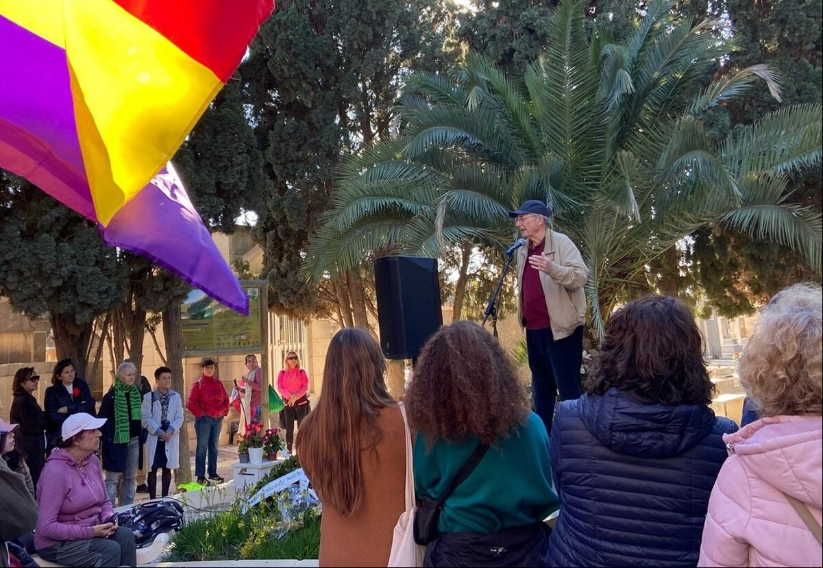 3.-Palmeral dirige unas palabras a los senderistas