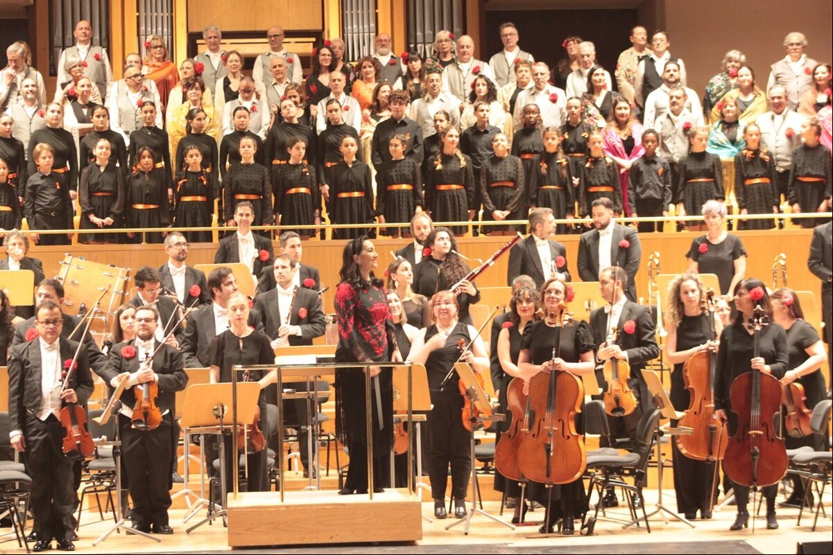 Orquesta Metropolitana, Coros Talias y Directora agredeciendo al respetable